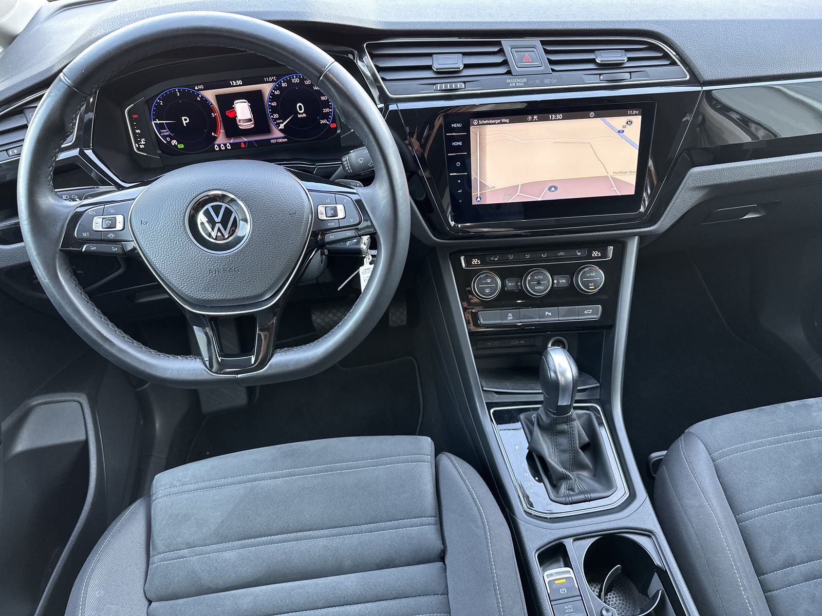 Fahrzeugabbildung Volkswagen Touran 2.0 TDI DSG Highline NAV+LED+ACC+KAM+17ZO