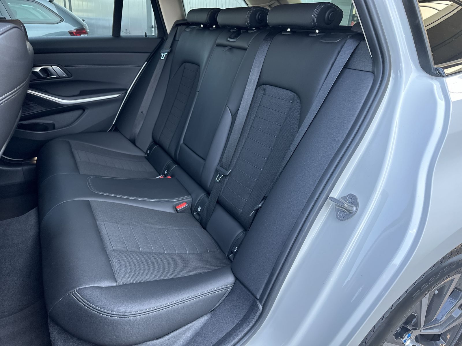 Fahrzeugabbildung BMW 320d Touring xDrive Sport-Line NAV+LED+AHK+HIFI