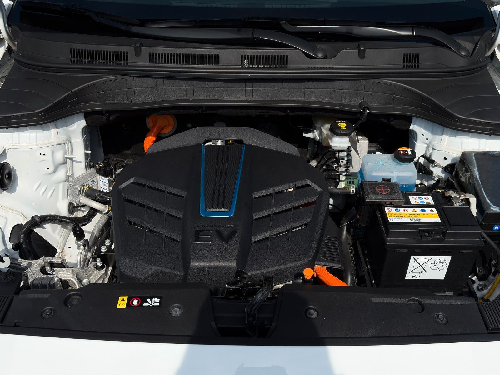 Fahrzeugabbildung Hyundai KONA E Select SHZ LHZ ACC Navi CarPlay PDC LKA