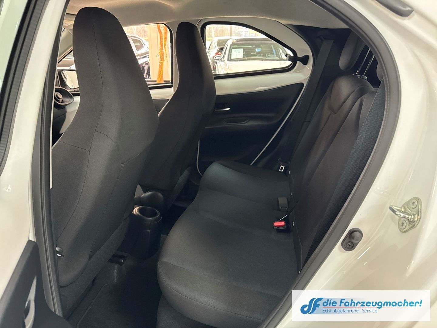 Fahrzeugabbildung Toyota Aygo X Play Apple CarPlay Android Auto Mehrzonen