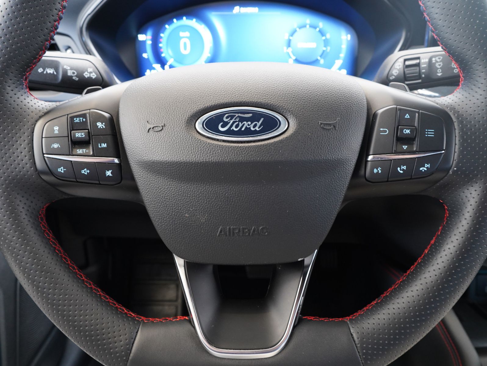 Fahrzeugabbildung Ford Focus Turnier ST-Line X 1.0 EcoBoost Mild-Hybrid