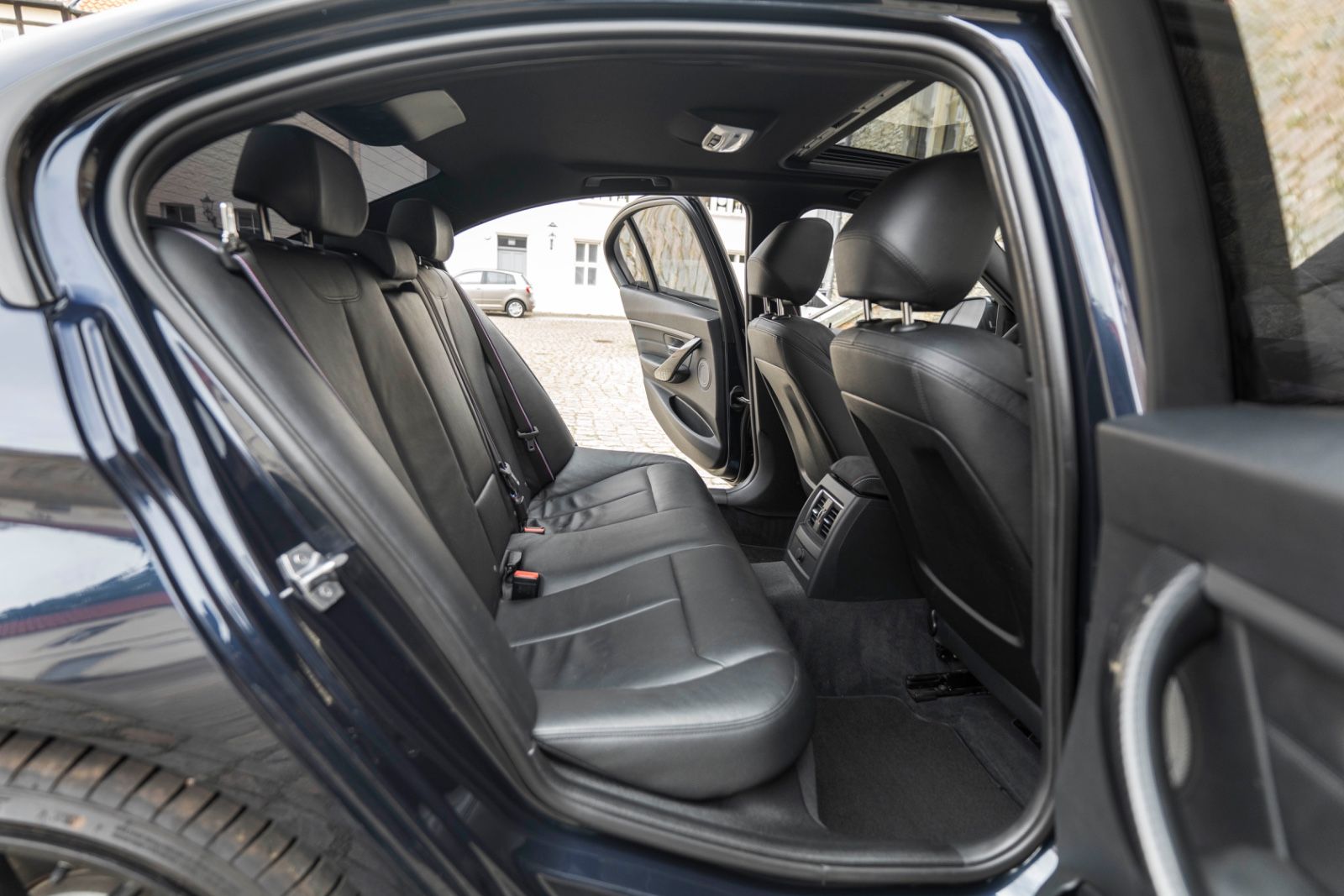 Fahrzeugabbildung BMW 330I M-Performance H&K LED CARPLAY KAM NAV ALC