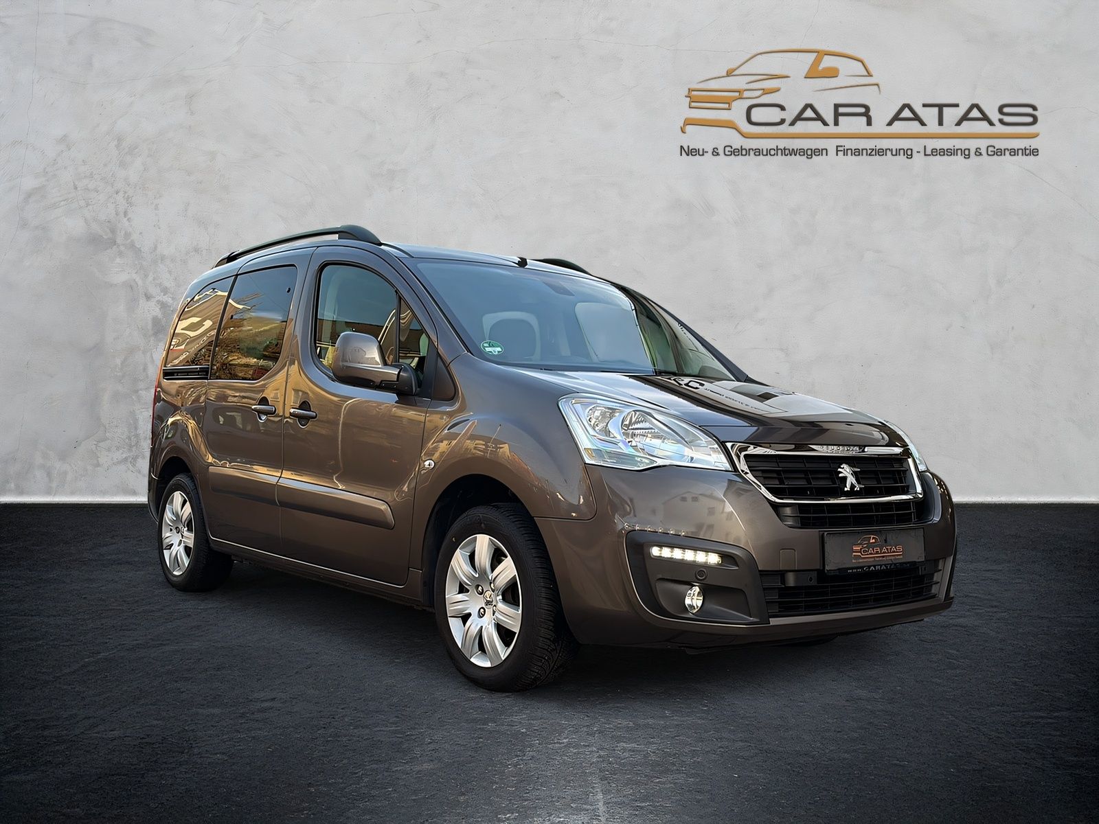 Fahrzeugabbildung Peugeot Partner Tepee Allure 1.2 Pure Tech Klimaaut.Temp