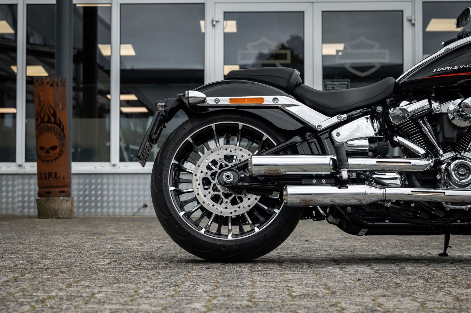 Fahrzeugabbildung Harley-Davidson FXBR Breakout 117 cui -Jekill & Hyde -