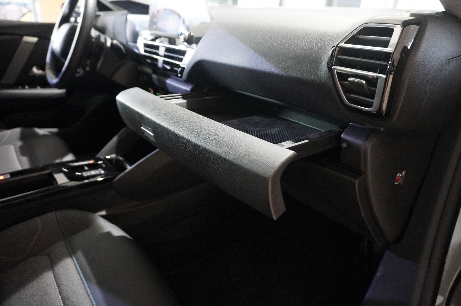 Fahrzeugabbildung Citroën C4 Lim. 1.2T PLUS NAVI/LED/KAMERA/SPORT /VIR/DAB