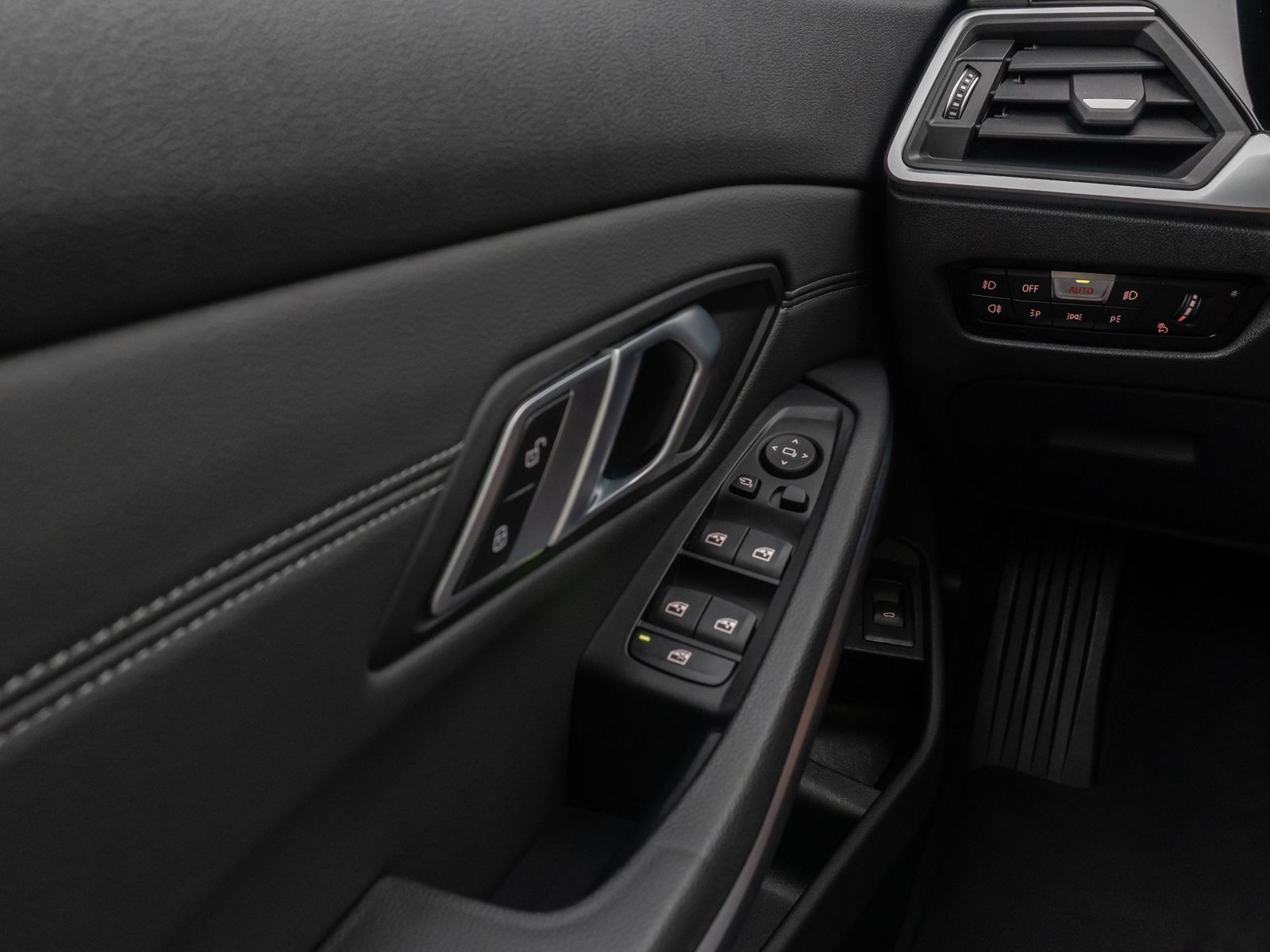 Fahrzeugabbildung BMW 330d xD Panorama DAB HiFi Stop&Go PDC AHK Sport