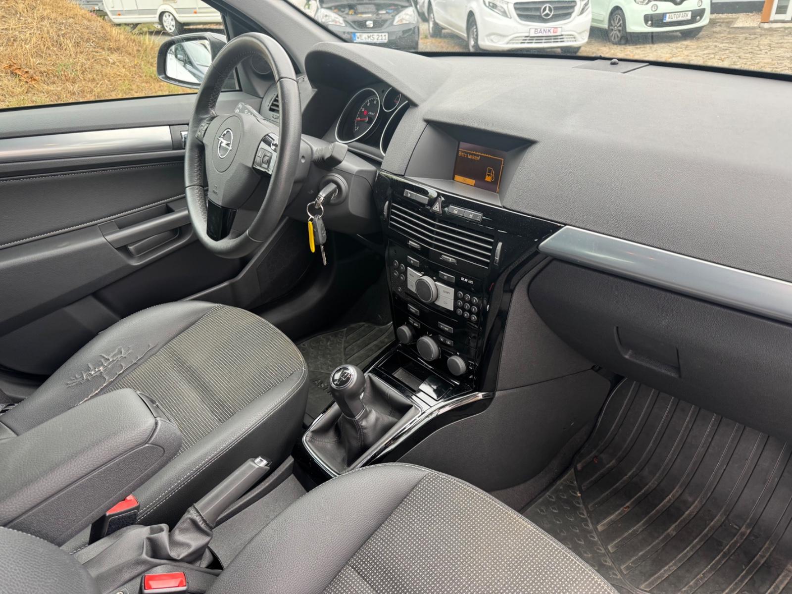Opel Astra 2009 — rear view
