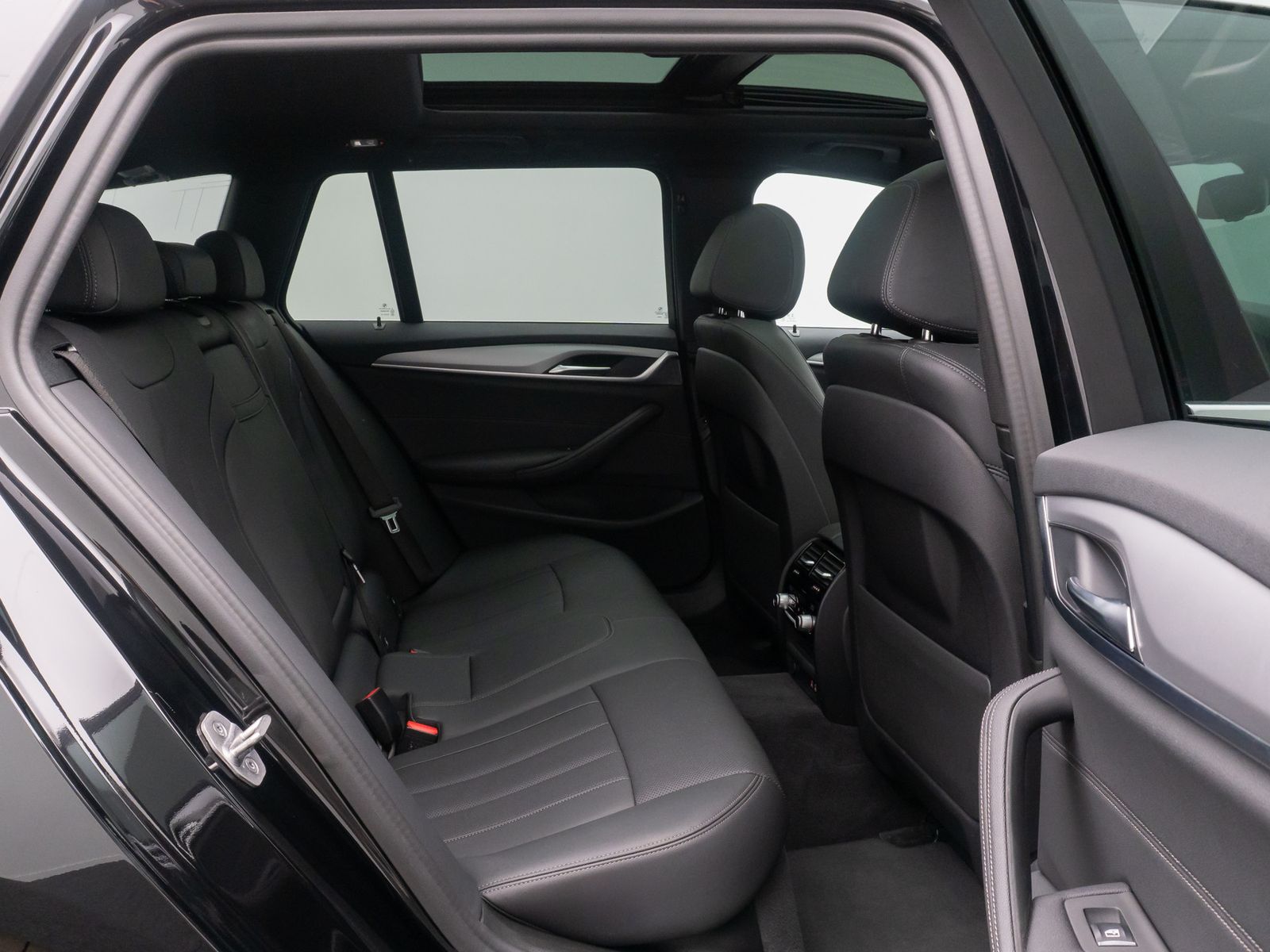 Fahrzeugabbildung BMW 530e xD Panorama 360&deg;DAB HiFi 4xKlima AHK Alarm