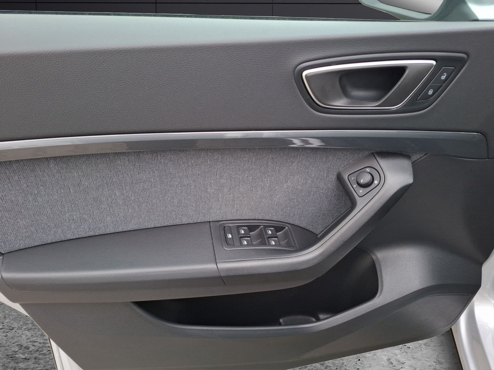 Fahrzeugabbildung SEAT Ateca TSI Style LED AHK Navi GRA PDC SH LM