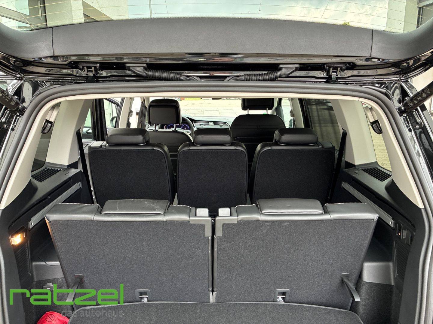 Fahrzeugabbildung Volkswagen Touran GOAL 1.5 TSI DSG 7-Stizer+AHK+ACC+LED