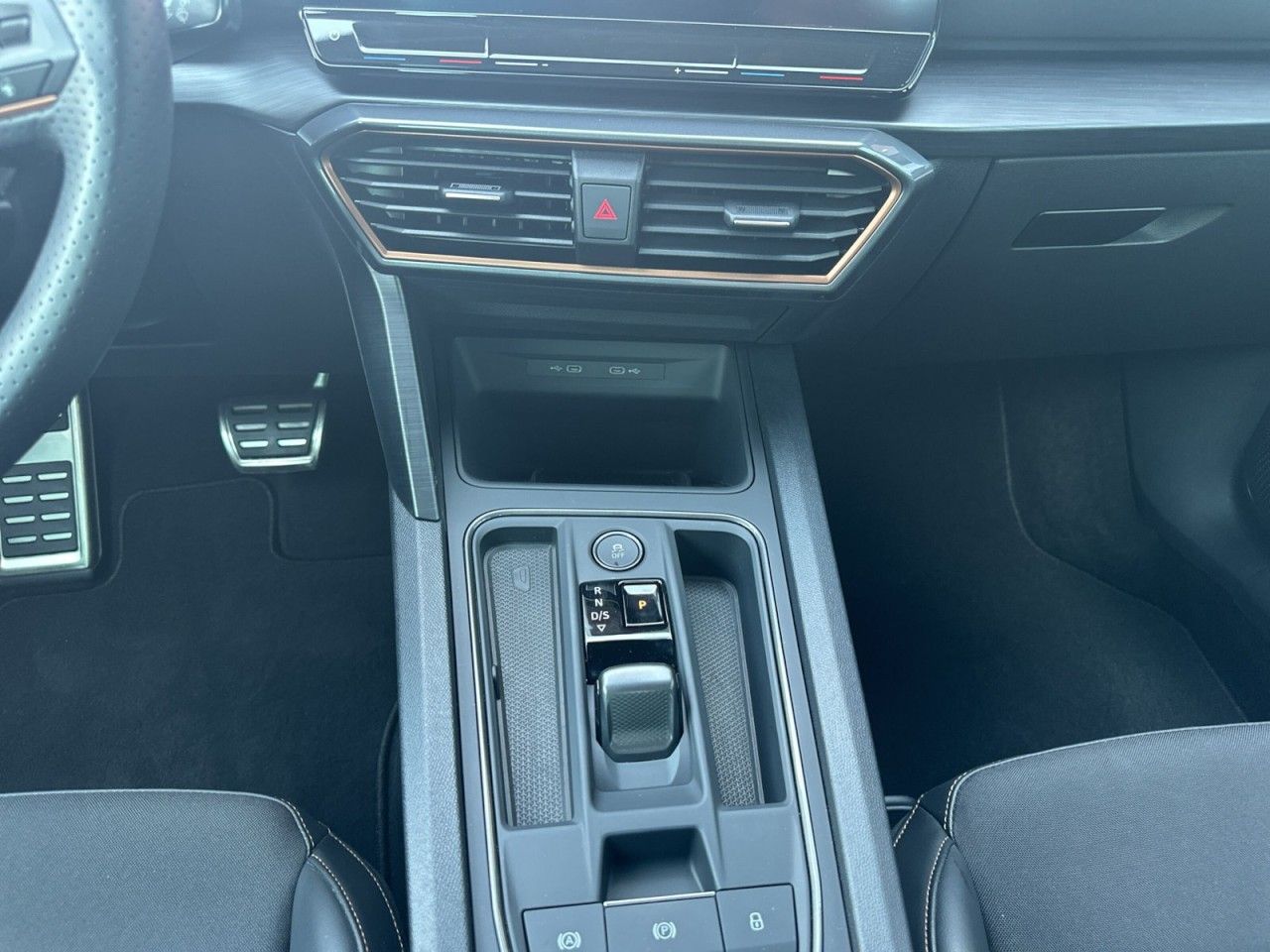 Fahrzeugabbildung CUPRA Formentor VZ 2.0TSI 4Drive 310PS DSG+*AHK*Beats* - mit KI generiert/bearbeitet