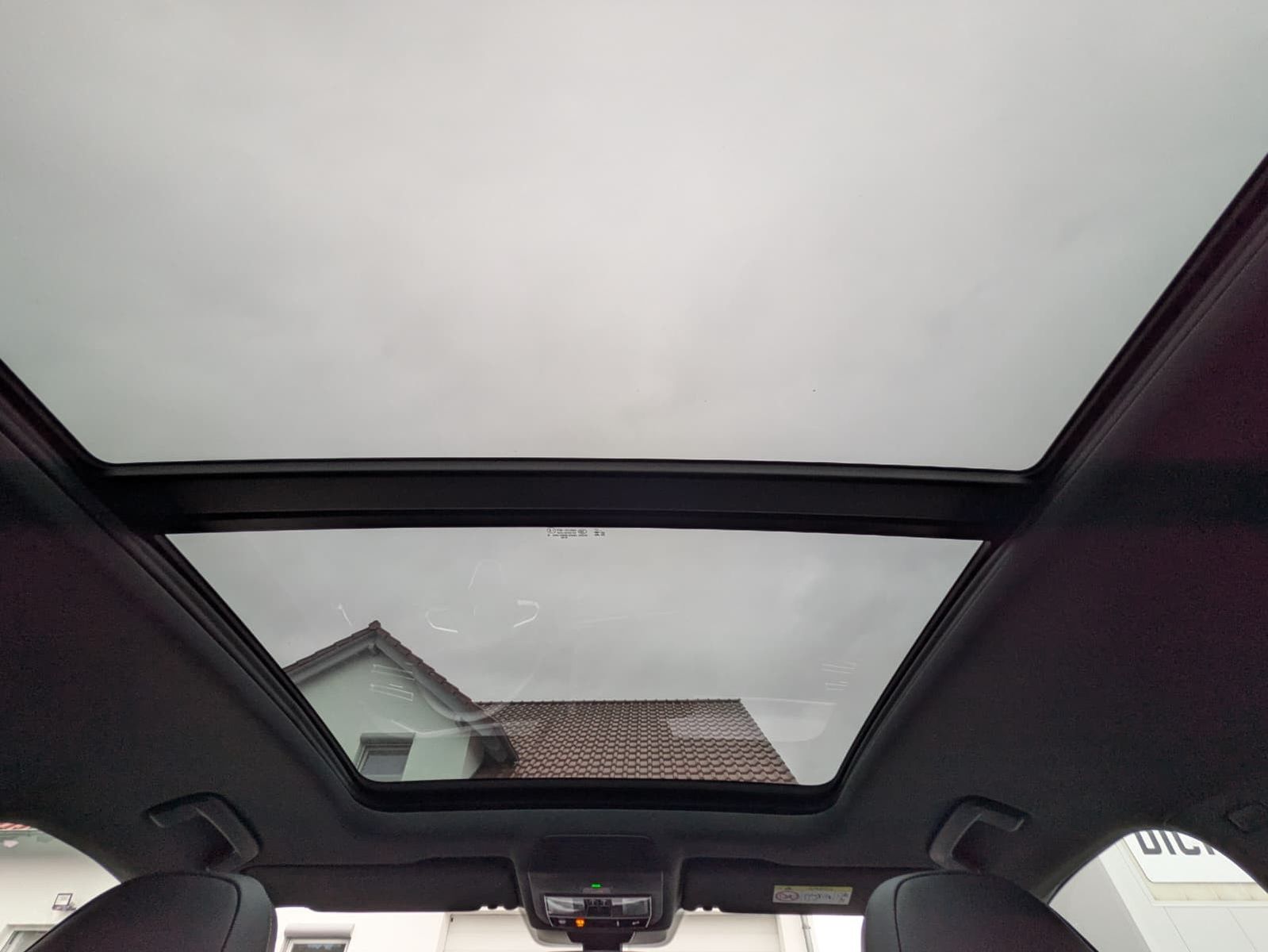 Fahrzeugabbildung Volkswagen Tiguan 2.0 TDI 4M R-Line PANO*H&K*AHK*MATRIX*20"