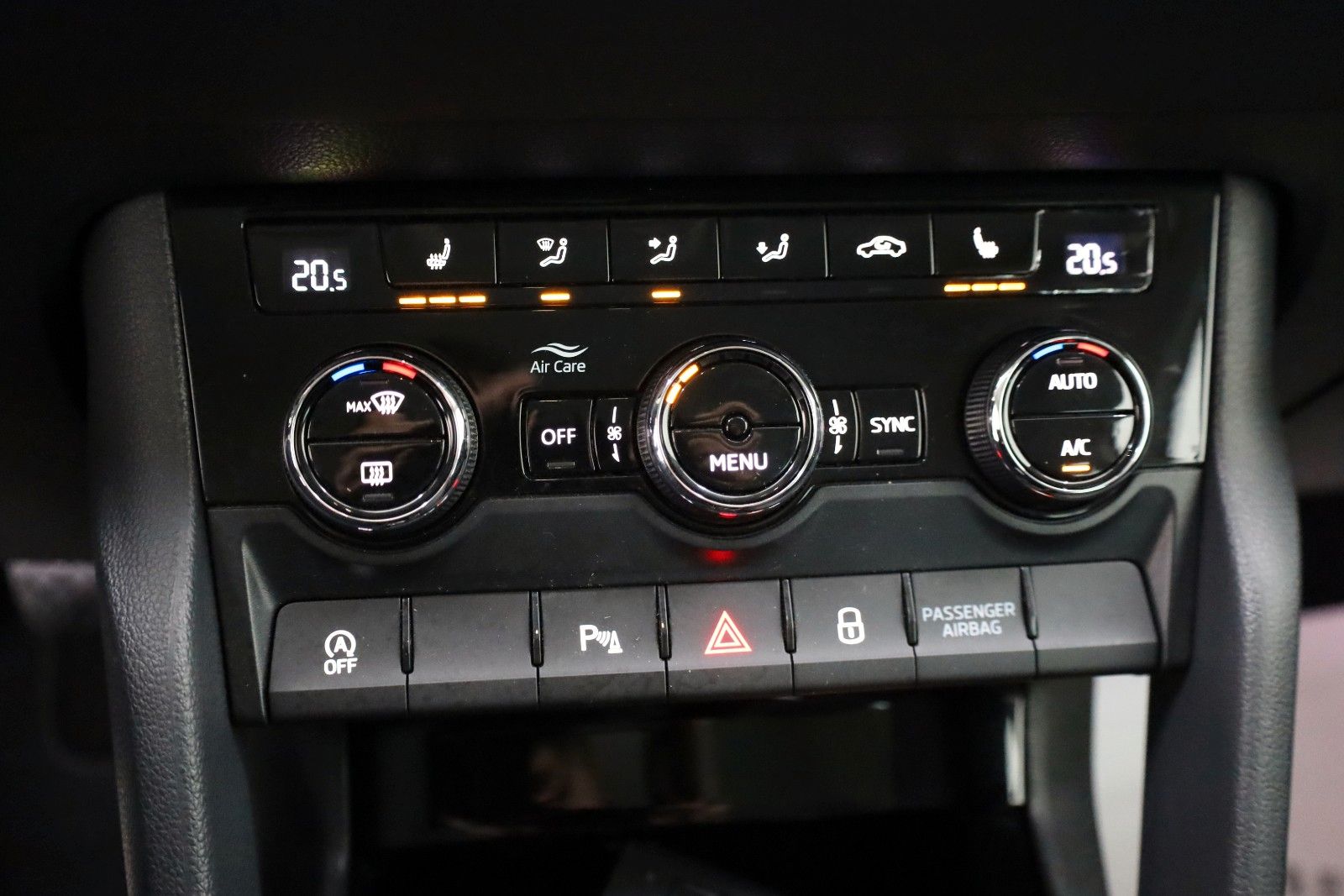 Fahrzeugabbildung SKODA Karoq Style Navi,LED,Kamera,SH,PDC,SR+WR,AHK