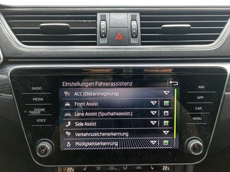 Fahrzeugansicht 15 Fahrzeugabbildung SKODA Superb Combi 2.0 TDI Style ACC+NAVI+WINTER-PAK.