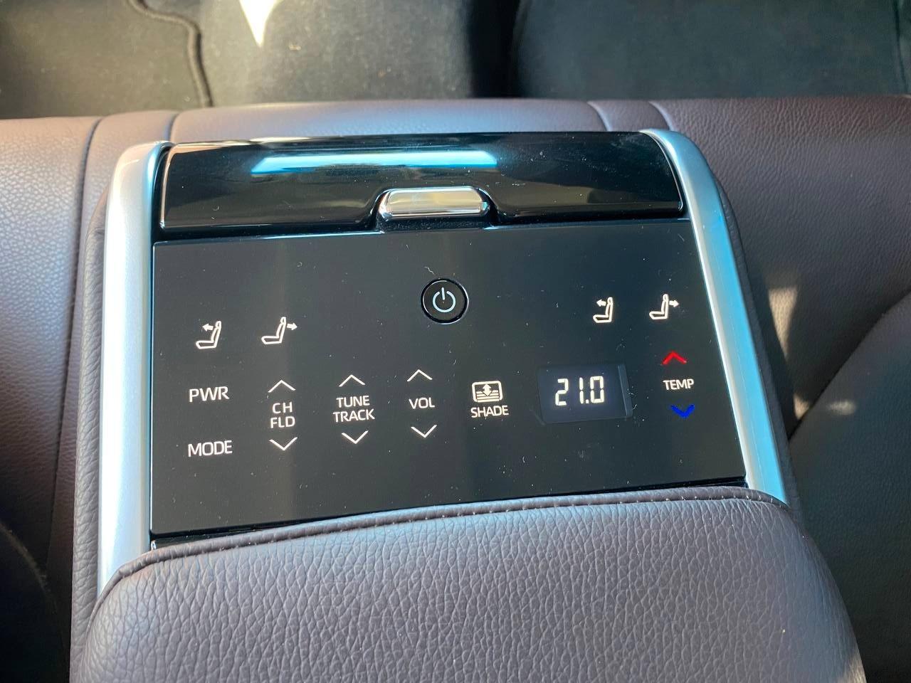 Toyota Camry Hybrid Executive Scheckheft 1.Hand