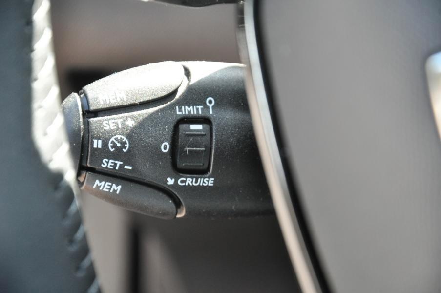 Peugeot 2008 Hybrid 145 Allure *LED*
