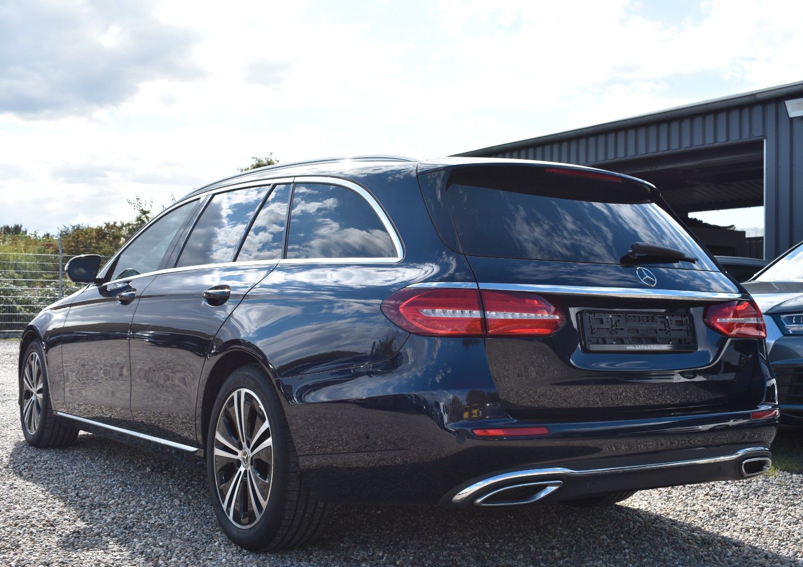 Fahrzeugabbildung Mercedes-Benz E 350d T-Modell HUD/BURMESTER/CARPLAY/LED/KAMERA