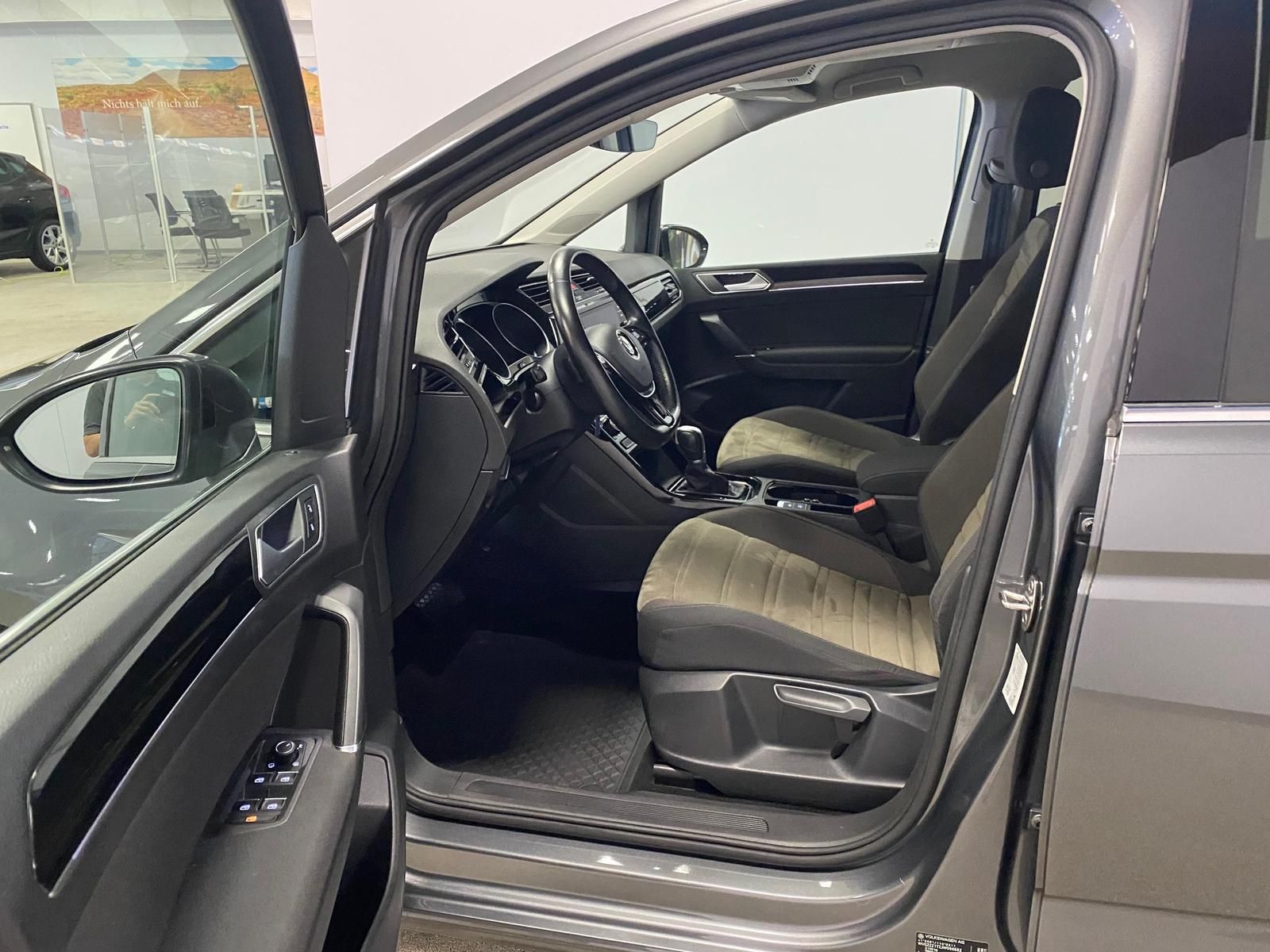 Fahrzeugabbildung Volkswagen Touran 1.4 16V TSI Highline BMT+TOTWINKEL+ACC+++