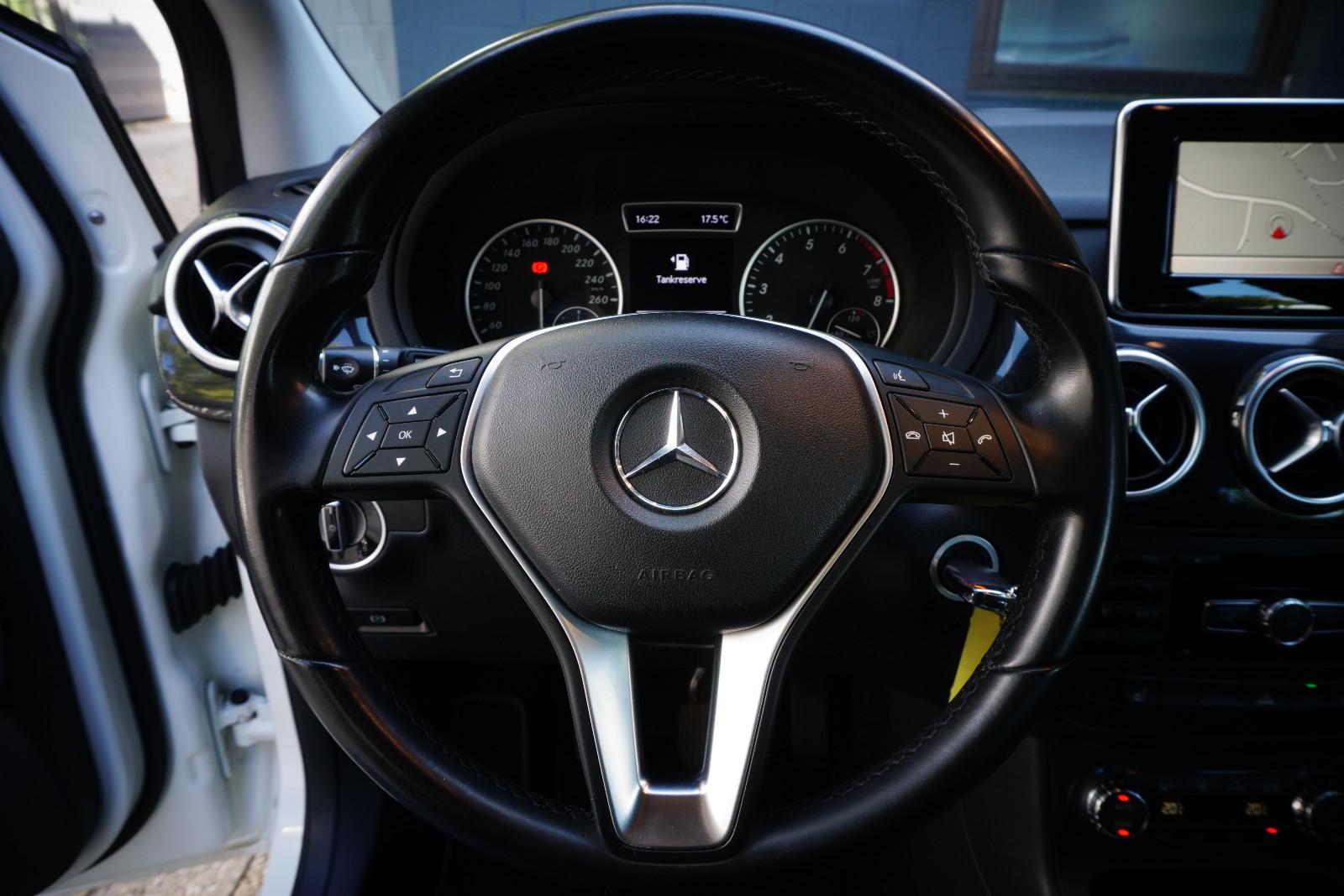Mercedes-Benz B 180 Bi-Xenon RFK SHZ NAV Leder AHK Memory