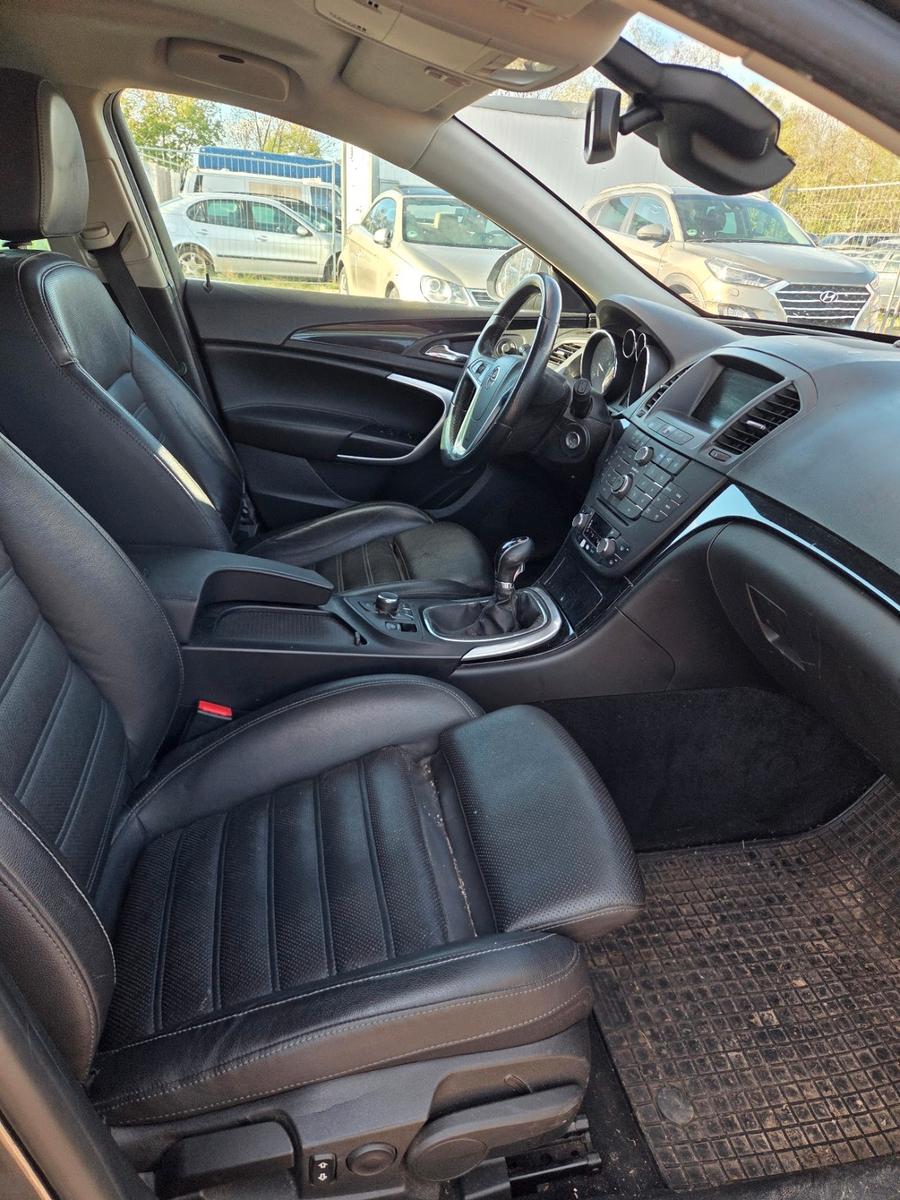 Opel Insignia A Sports Tourer Sport 4x4+AHK+TÜV NEU