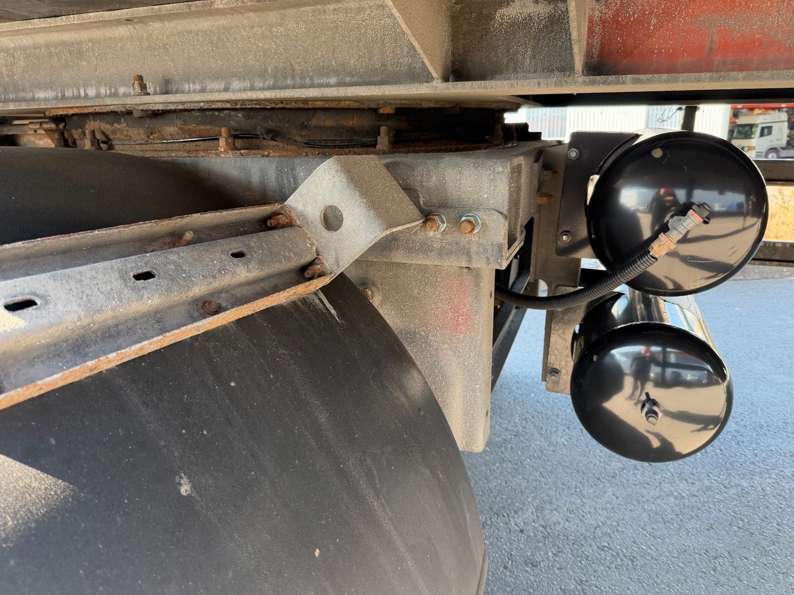Fahrzeugabbildung Schmitz Cargobull SKO10 Carrier Maxima 1300 LBW Bär 2000kg gelenkt