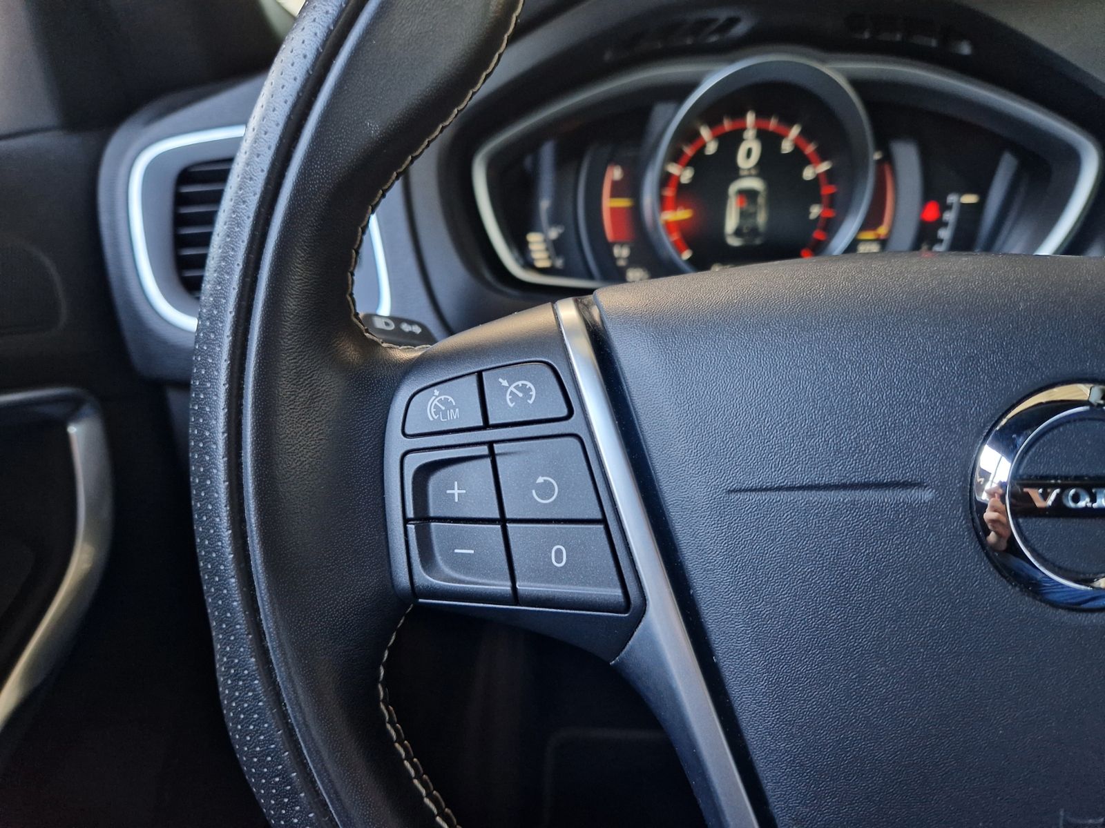Fahrzeugabbildung Volvo V40 R-Design KLIMA LED NAVI ALU