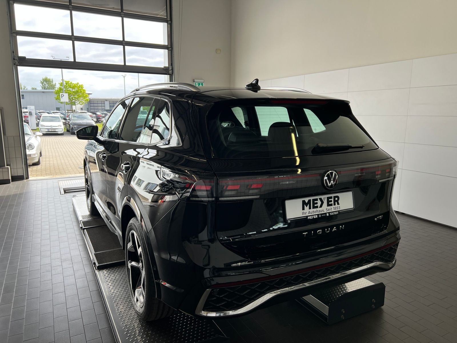 Fahrzeugabbildung Volkswagen Tiguan R-Line 1.5 eTSI DSG *AHK, IQ.Light, ACC,