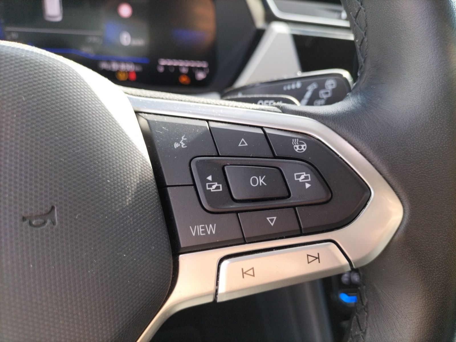 Fahrzeugabbildung Volkswagen Touran Move TDI DSG 7-Sitzer Matrix ACC 17" SHZ