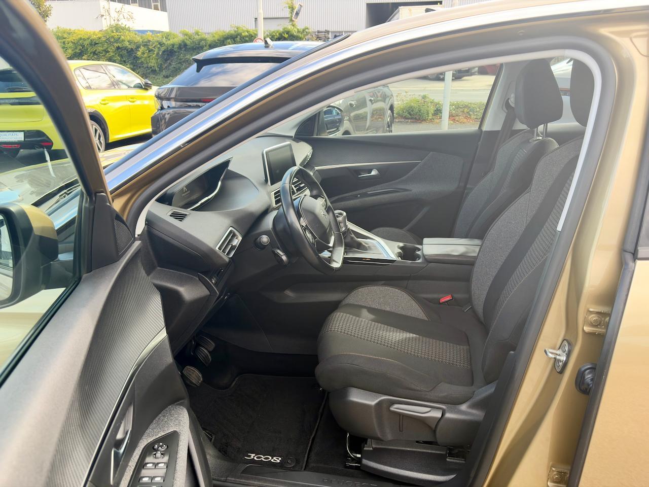 Peugeot 3008 1.2 12V e-THP / Allwetter Reifen