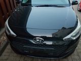 Hyundai i20 1.2 YES! Silver *PDC*el.Spiegel*ZV*Allwetter - Hyundai i20 von privat