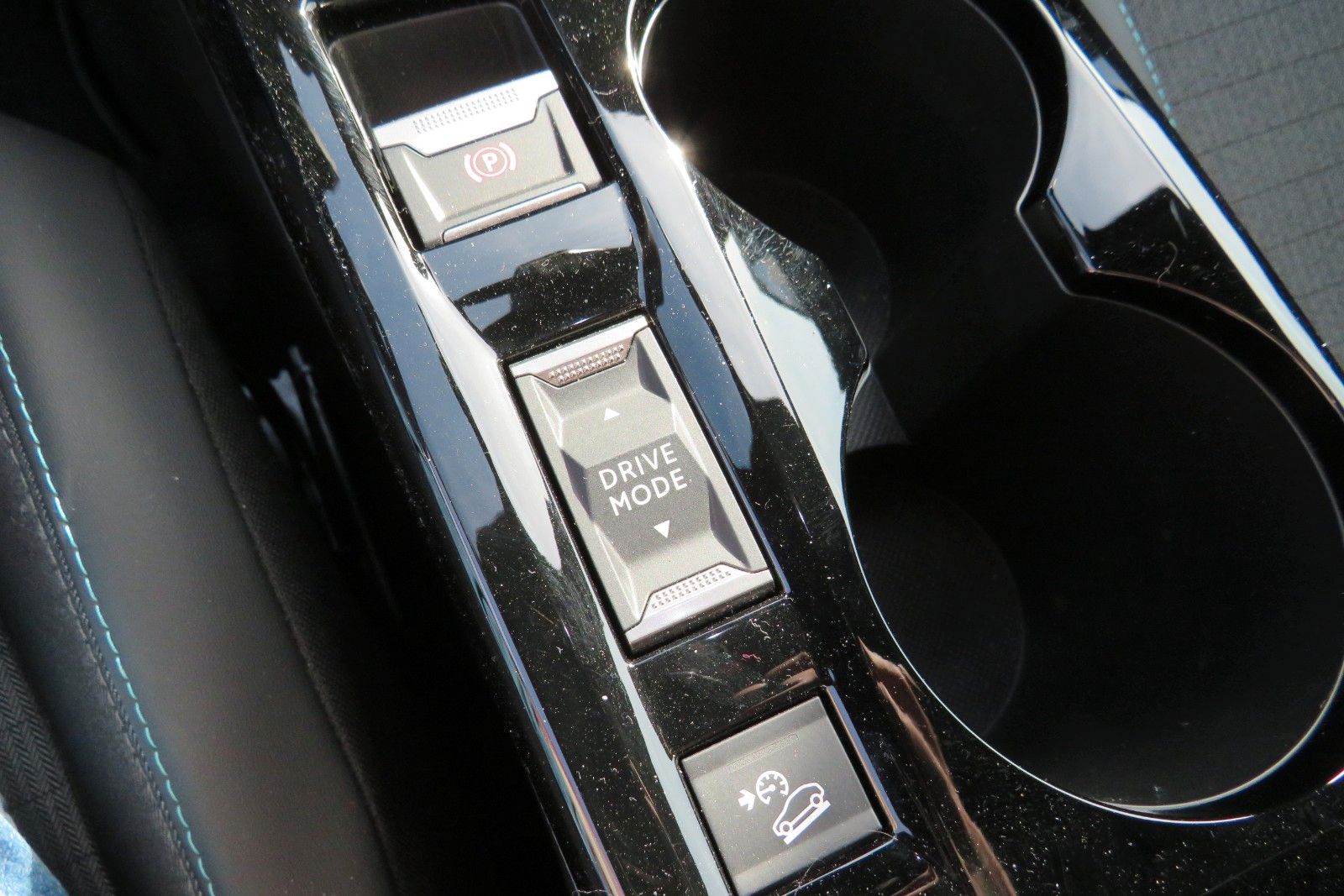 Fahrzeugabbildung Peugeot 2008 e- ALLURE NAVI GRA APP-CON SITZH. PDC 1.HD
