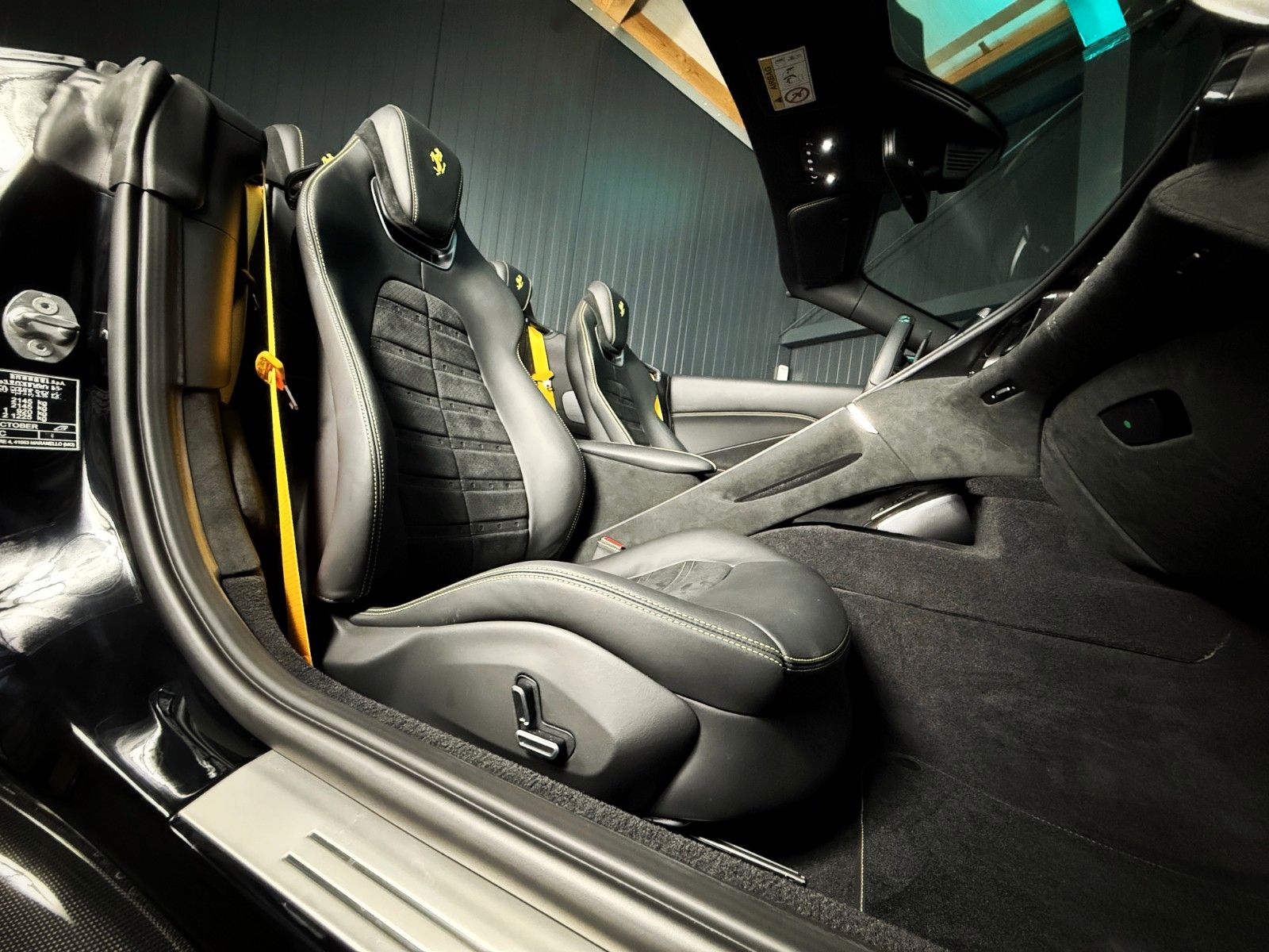 Fahrzeugabbildung Ferrari Roma Spider + Carbon + Daytona + ACC + 360 Grad