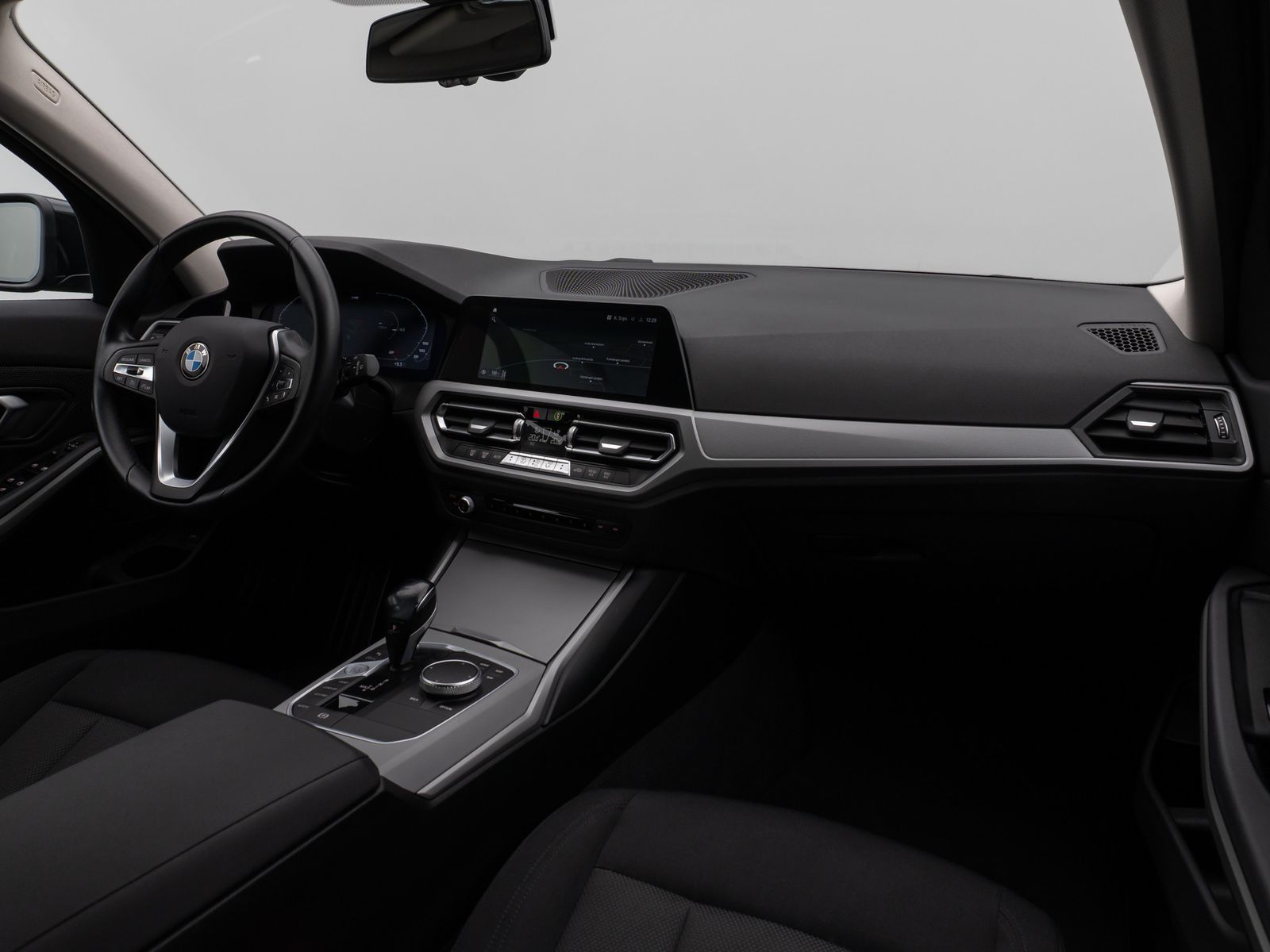 Fahrzeugabbildung BMW 330i HUD DAB CockPitPro DrivAssist PDC LED Alarm