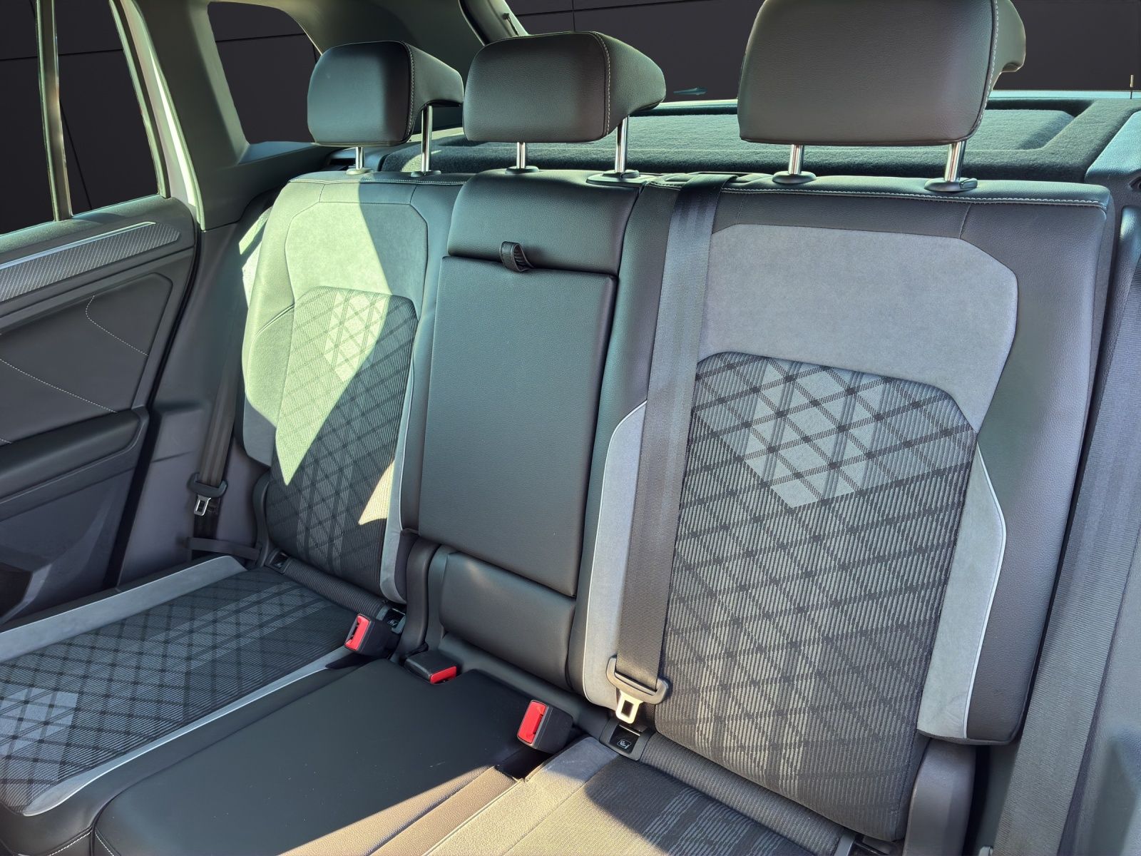 Fahrzeugabbildung Volkswagen Tiguan TDI R-Line DSG 4M Matrix Navi AID ACC RFK