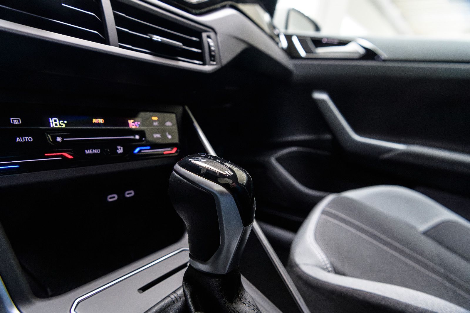 Fahrzeugabbildung Volkswagen Polo 1.0l TSI DSG Edition 50+Matrix+Navi+ACC