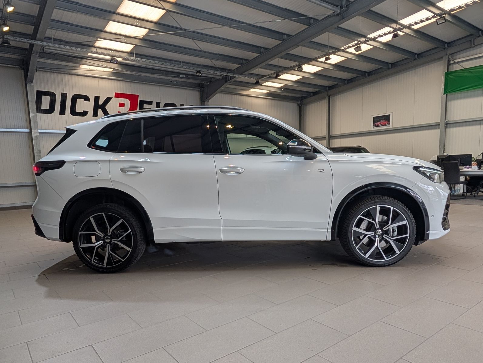 Fahrzeugabbildung Volkswagen Tiguan 2.0TDI R-Line 4M Pano Black AHK Matrix 20