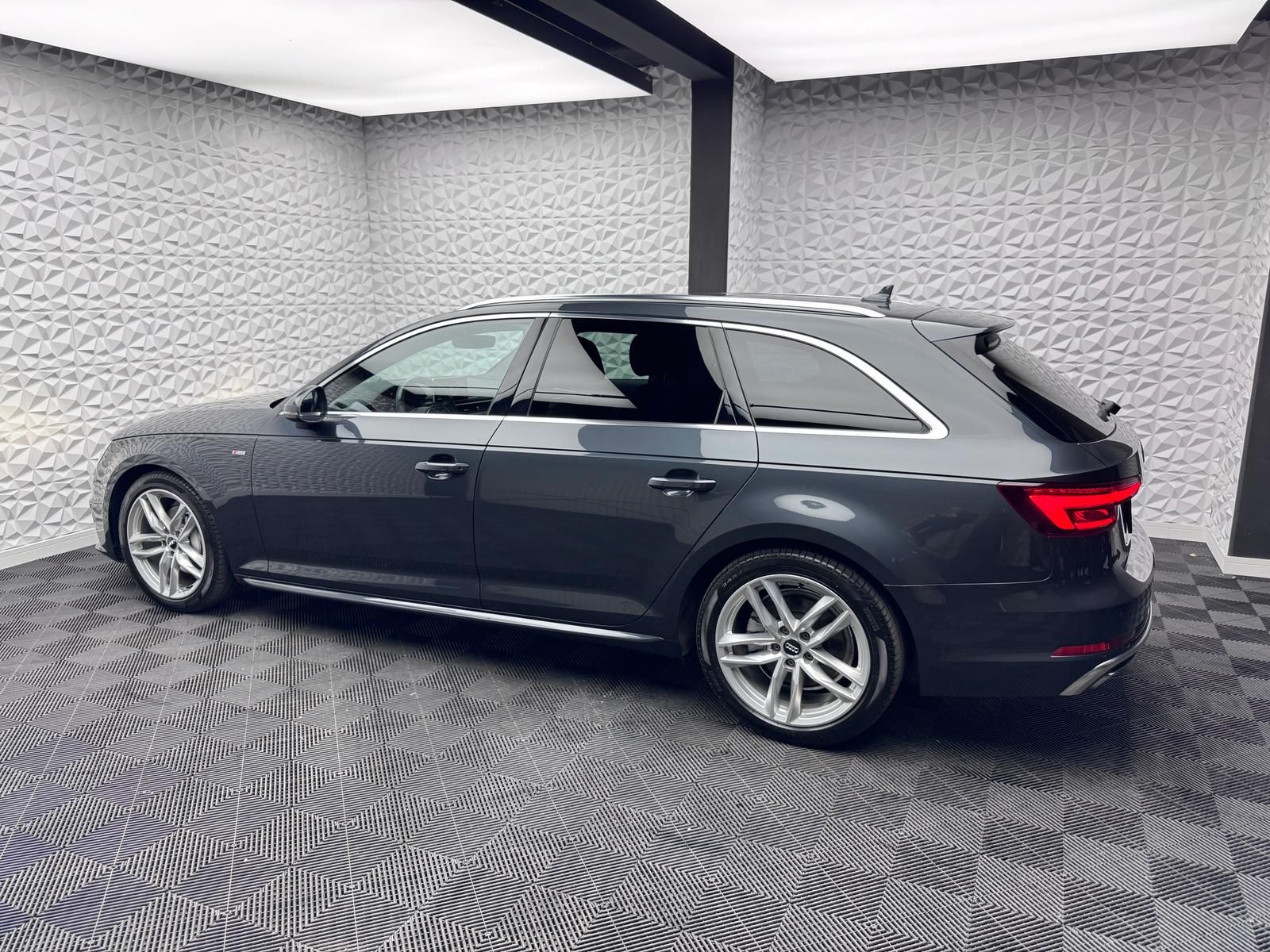 Fahrzeugabbildung Audi 40 TDI S-LINE MATRIX/ACC/KEYL/PANO/VIRTUAL/R-CAM