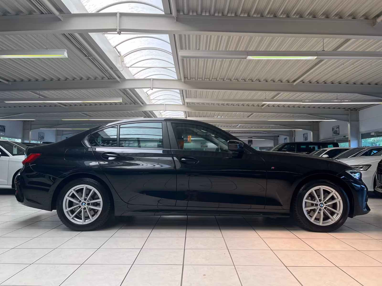 BMW 330 i Advantage Automatik /NAVI/SHZ/MULTI/TOP