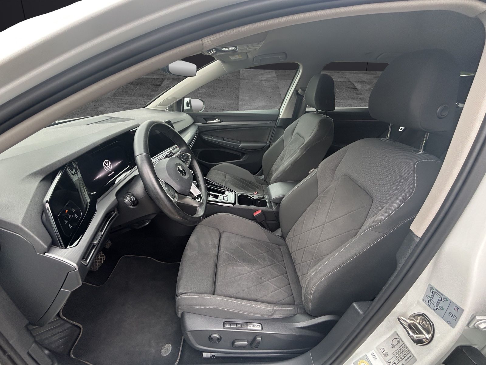 Fahrzeugabbildung Volkswagen Golf VIII Variant Style eTSI DSG LED+ ACC SH LRH
