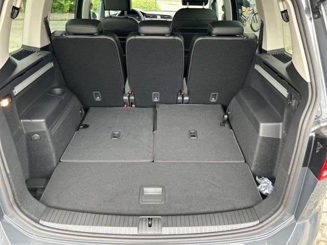 Fahrzeugabbildung Volkswagen Touran 1,5 TSI DSG 7-SITZER AHK KEYLESS NAVI APP