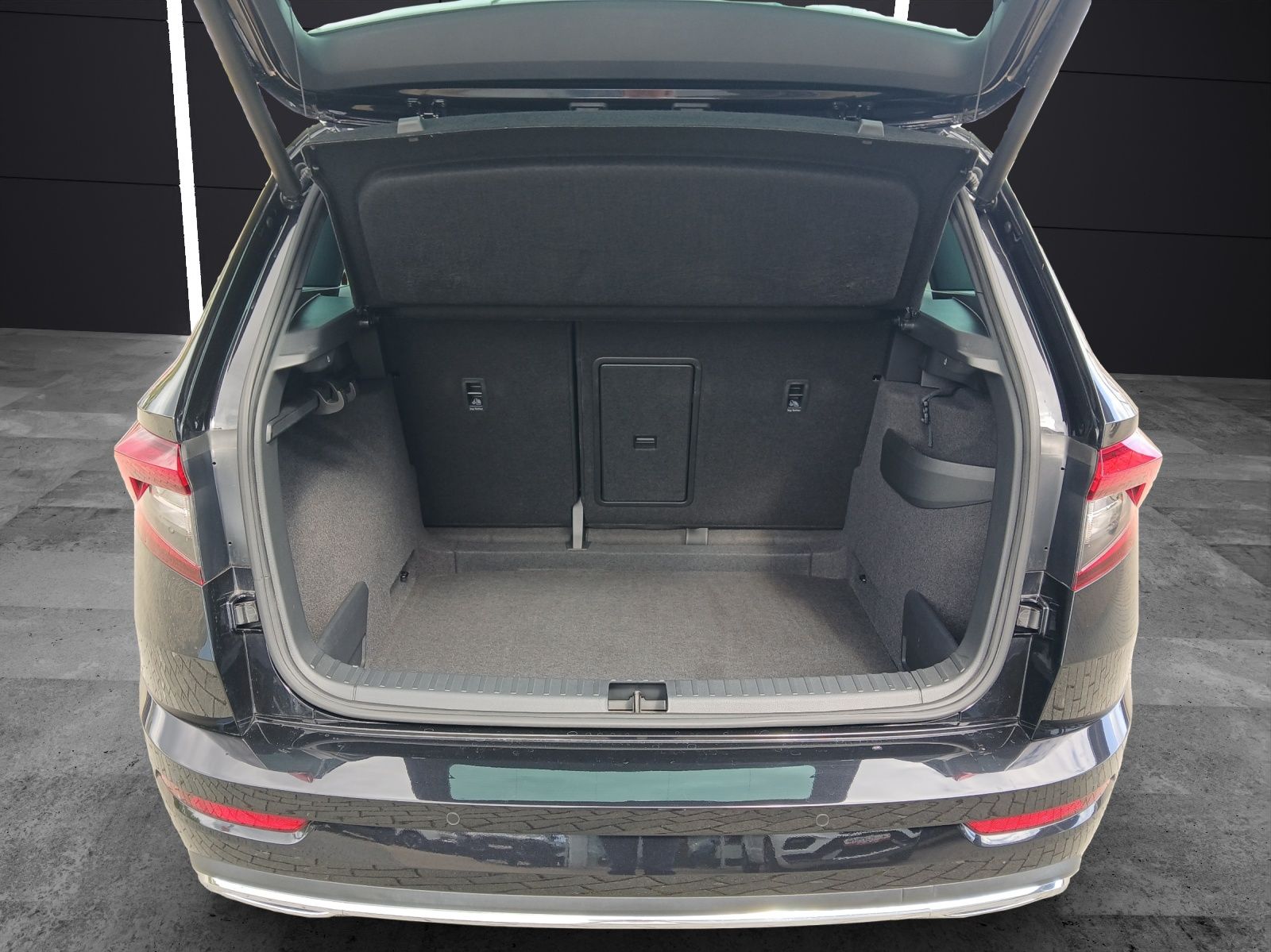 Fahrzeugabbildung SKODA Karoq TSI Sportline DSG LED AHK Navi ACC PDC SH