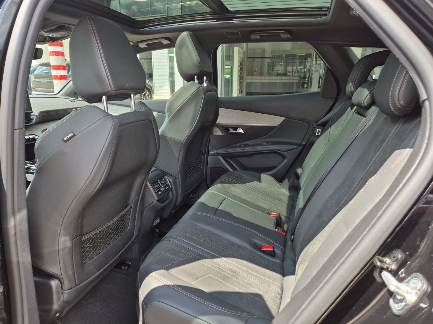 Fahrzeugabbildung Peugeot 3008 Hybrid4 300 GT 1.6 El. Panodach Navi Digita