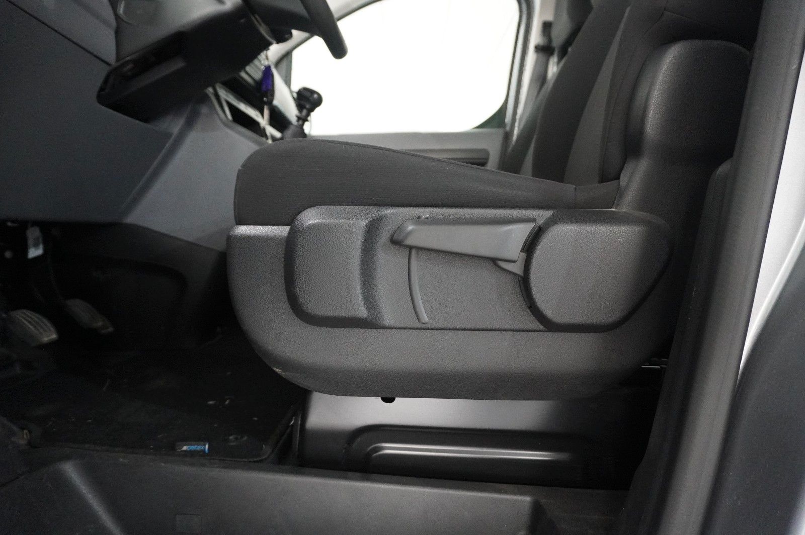 Fahrzeugabbildung Opel Vivaro C Kombi 2.0D "L" 9-SITZER NAVI/TEMP./DAB+