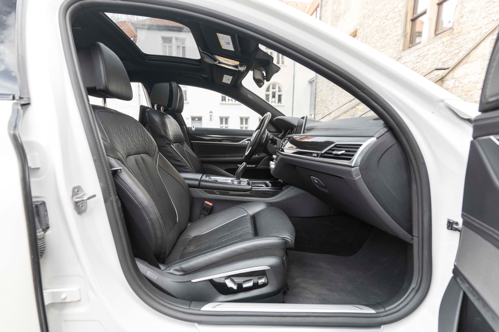 Fahrzeugabbildung BMW 750Li xDrive M SKY LUX LOUNGE HUD H&K TV ACC 360