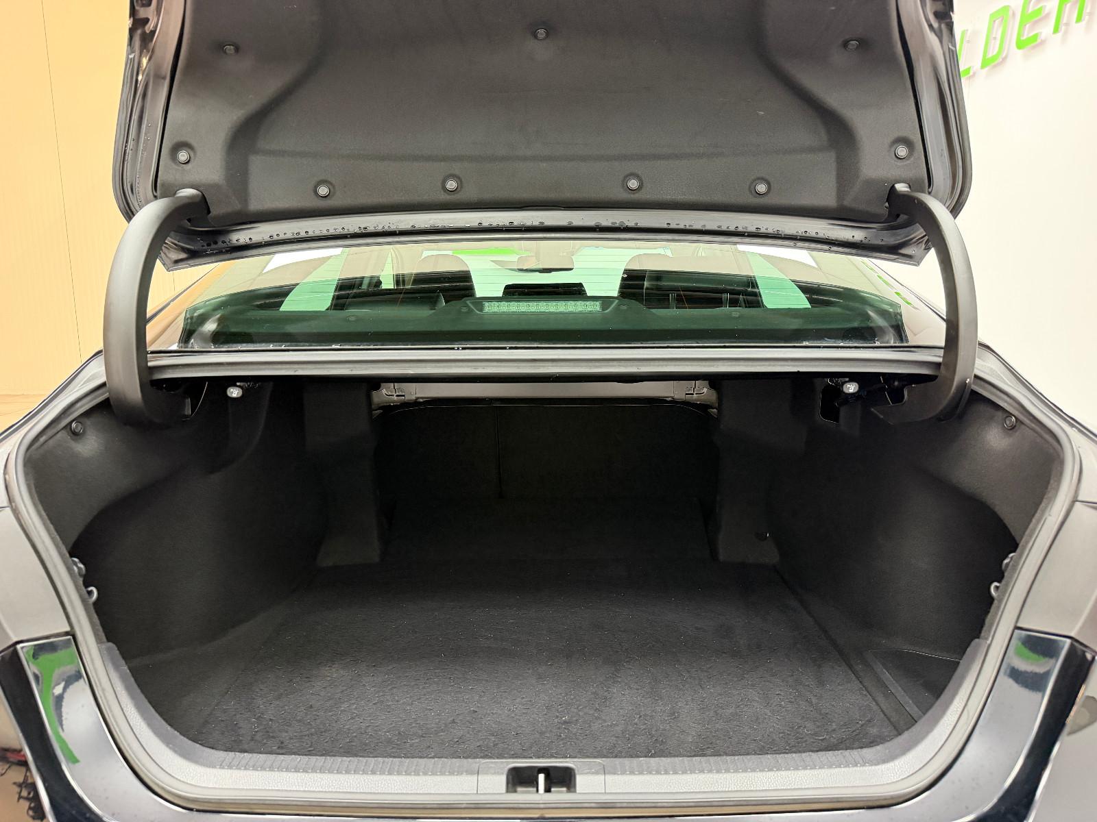 Toyota Camry Hybrid Executive/Navi/R-Kamera/Spurhalte/
