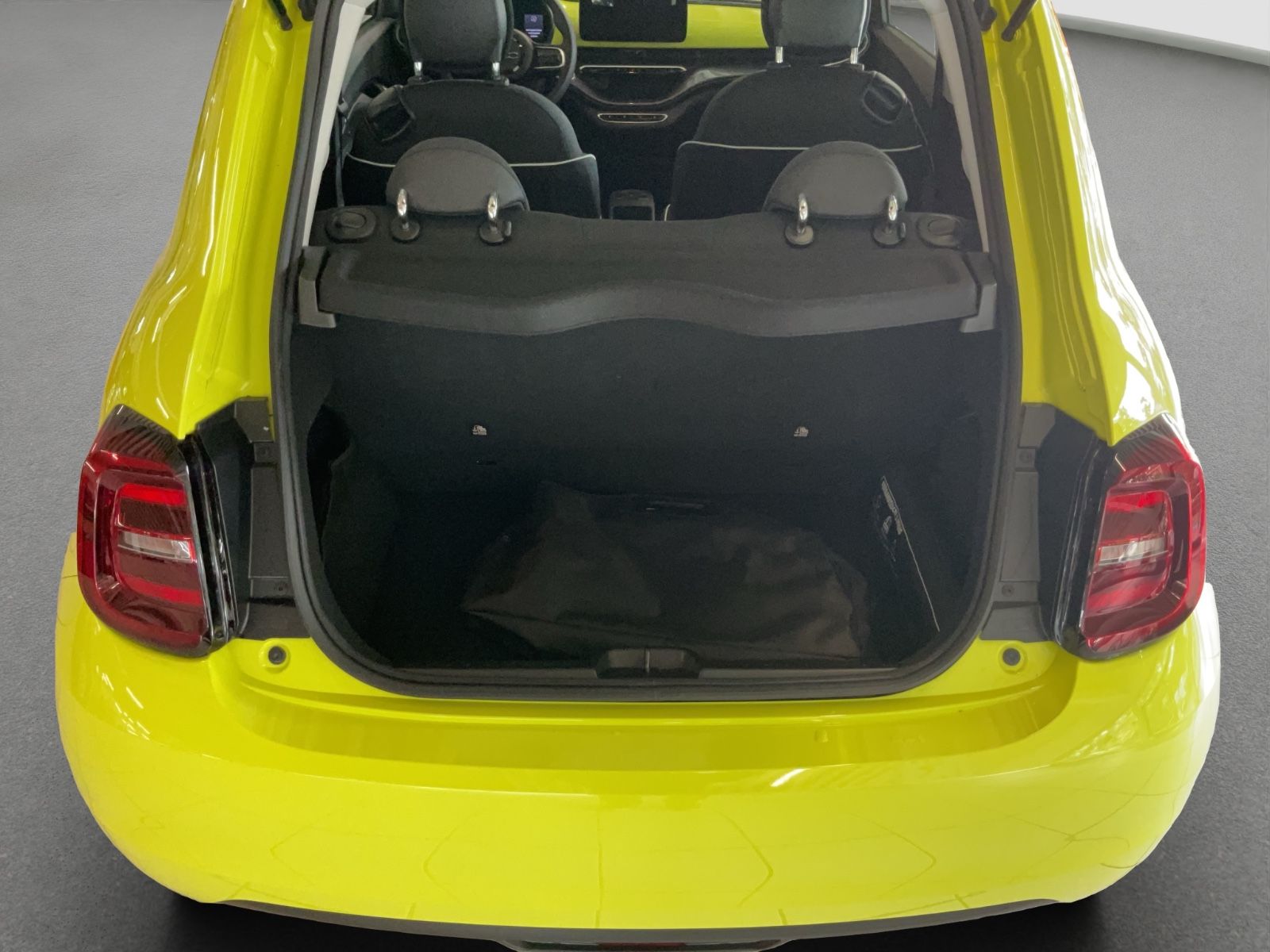 Fahrzeugabbildung Fiat 500e 23,8 kWh + Ganzjahresreifen
