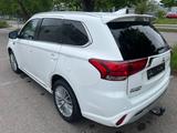 Mitsubishi Outlander PHEV Plus 4WD - Mitsubishi Outlander: Plus