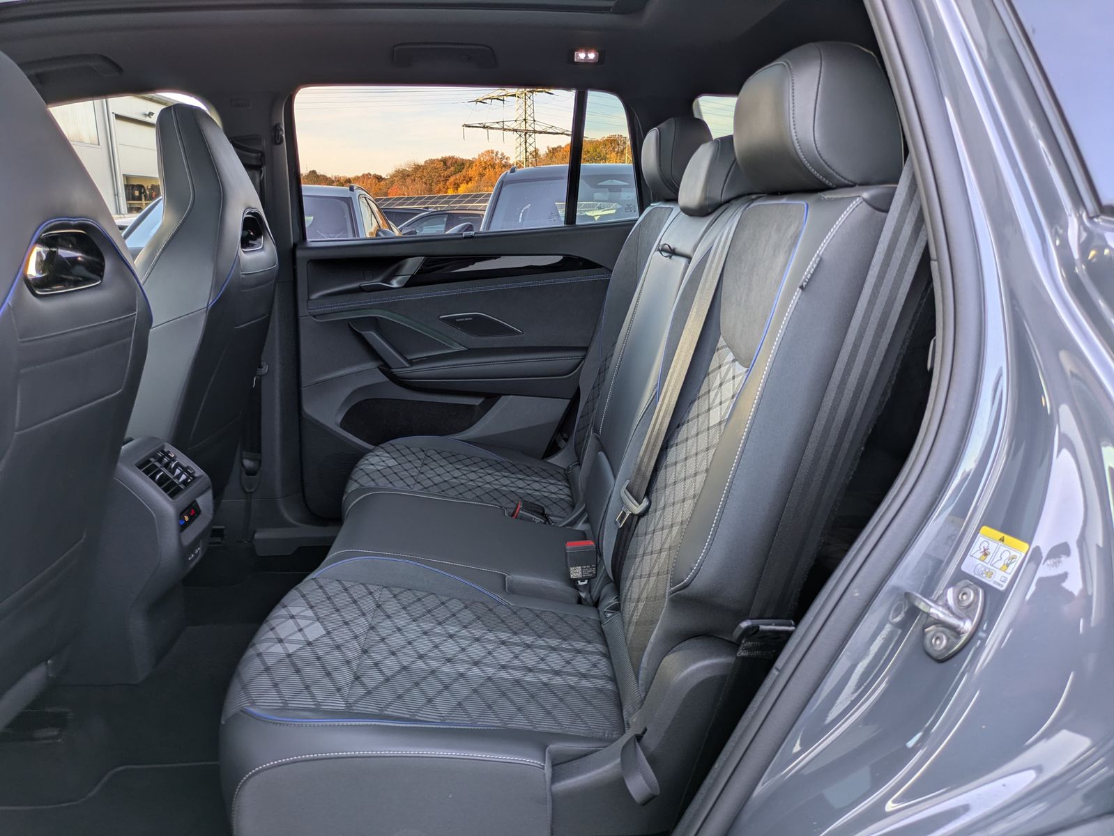 Fahrzeugabbildung Volkswagen Tayron 2.0 TDI 4M R-Line BLACK*7Si*MATRIX*PANO