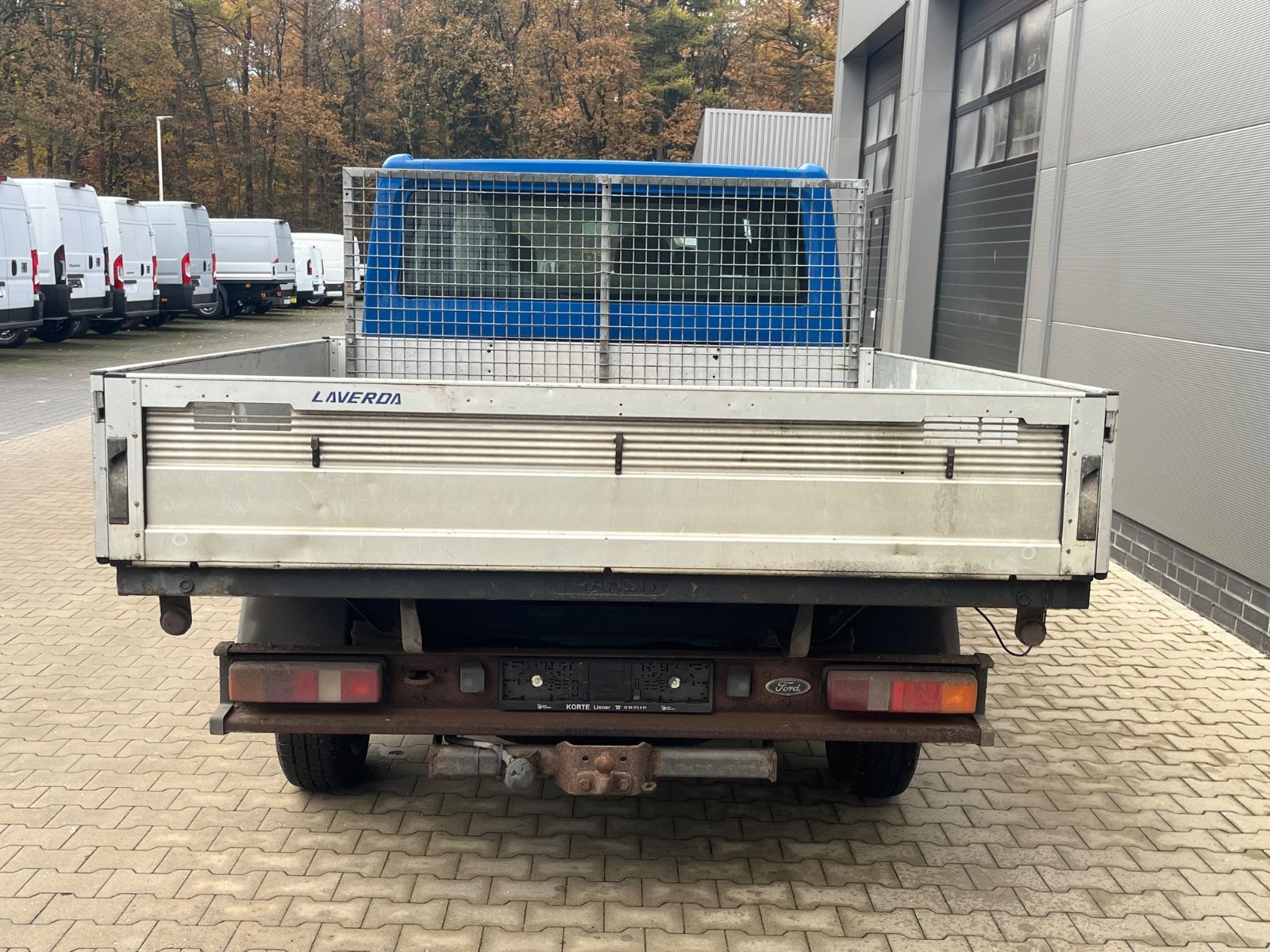 Fahrzeugabbildung Ford Transit Pritsche 2.4 FT 330 Mittel