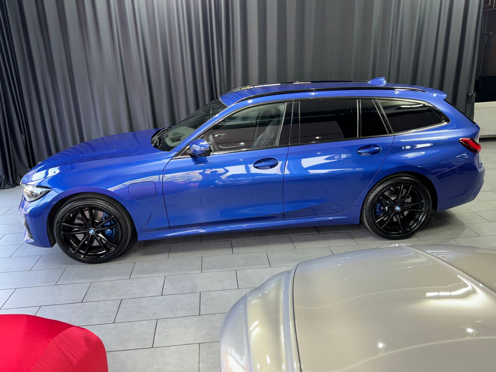 Fahrzeugabbildung BMW 330e M Sport Touring |LASER|HEAD-UP|HARMAN|LEDER